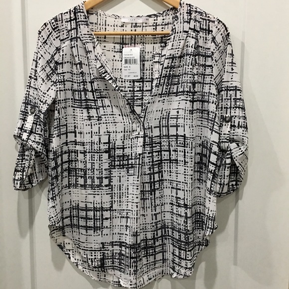 Lush V-Neck geo Print roll sleeve blouse - Picture 2 of 8